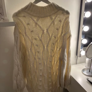 Vit stickad klänning - En jättefin vit stickad klänning som jag använt en gång på julafton endast!