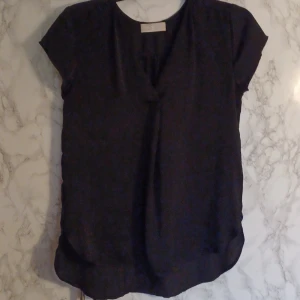 Topp  - Svart topp med v-hals