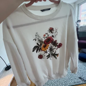 White sweatshirt S - White blouse with lovely flowers print 