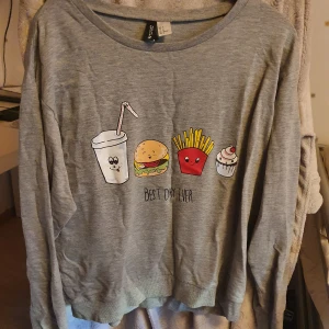 Tröja HM - Oanvänd mysig tröja i bomull från HM. Den är storlek M, jag bär vanligtvis S eller XS och den är oversize på mig. 