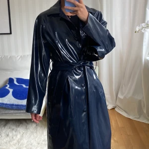 Lack kappa weekday - Mörkblå lack-kappa från weekday, perfekt för höstregn, knappar och skärp i midjan, storlek S. 