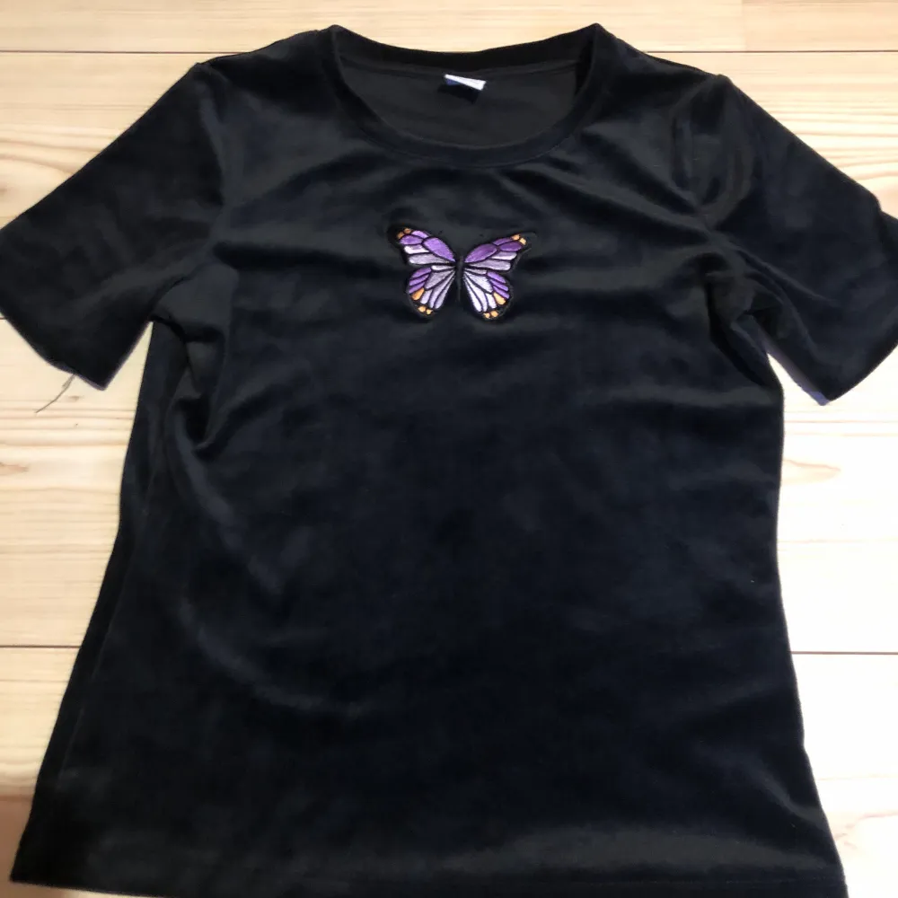  jag säljer min fina sammet t-shirt med en fin fjäril på !❤️❤️. T-shirts.