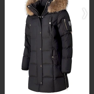 Rock and blue vinterjacka  - Säljer en Rock and Blue vinter jacka! Den äldre modellen av Kendall!  Jackan har små smuts fläckar som kan gå bort vid tvätt. Jackan är i använt skick med små slitage här och där, se bilderna, men i helhet är den fullt fungerande! Säljer den väldigt billi