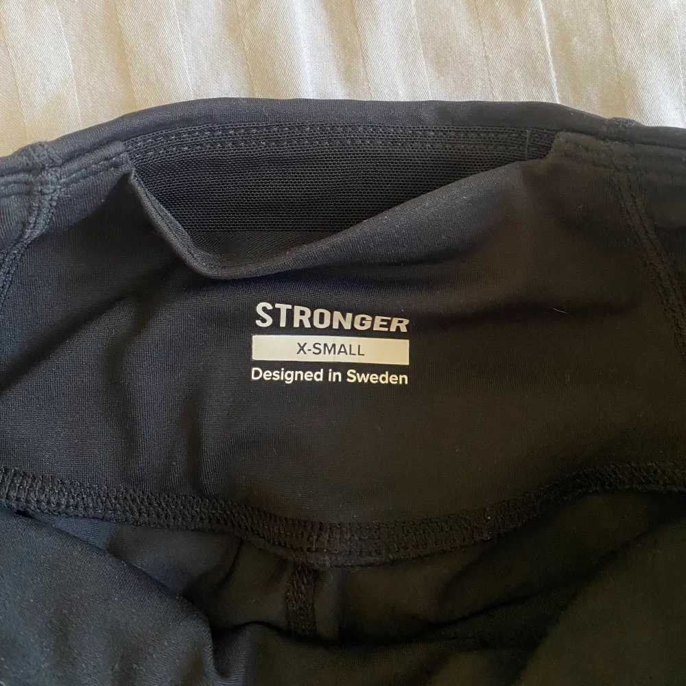 ”Etna Tights” från Stronger. Aldrig använda så helt i nyskick! Skickas spårbart med postnord💕. Jeans & Byxor.