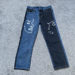 Jeans - Jag säljer de här jättefina jeansen för att de är för små för mig. Jag har använt de ca 2 -3 ggr och de är i jättebra skick. Det finns ingen prislapp så jag vet inte vilkenstorlek det är men jag skulle gissa på 134. TRYCK INTE PÅ ”KÖP NU”! 