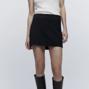 ZARA low Rise mini skirt  - Den slutsålda low Rise mini skirt från zara i storlek S, helt oanvänd och med taggarna kvar. För stor för mig. 
