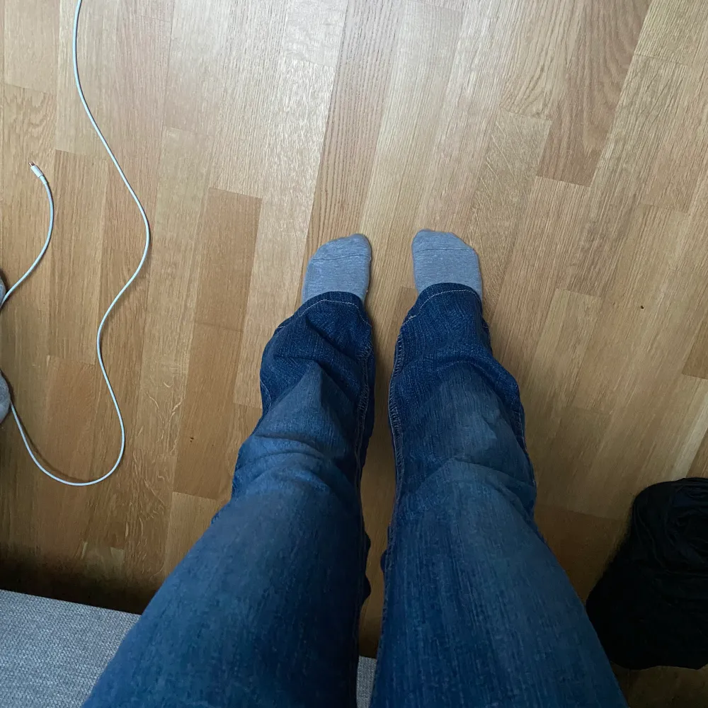 Lågmidjade mörkblåa jeans från Esprit, passar för mig som är 160 lång. Kom privat för fler bilder eller frågor 💓. Jeans & Byxor.