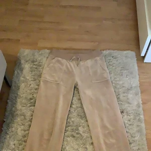 Beige juicy byxor strl S ❤️ - Säljer för att jag änvänder aldrig de. ❤️ har varit tvättade en gång så de är som helt nya och det är inga hål eller sånt 