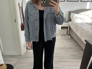Blå Manchester jacka  - En jättefin blå färg i Manchester från Zara! Använd en sommar ungefär! Storlek XS, ( jag är en M på bilden). Köparen står för frakten 