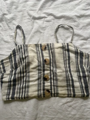 Linne från Ginatricot  - Jätte fint linne från ginatricot. Kommer med extra knapp. Storlek 36. Pris kan diskuteras!