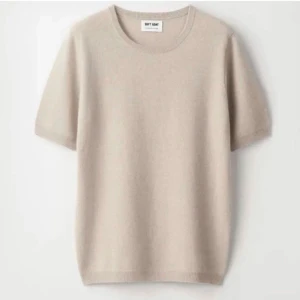 Soft goat T-shirt  - Säljer denna beiga soft goat T-shirten som är sparsamt använd och i superskick!Storleken är M men passar mig som är 160 och bär xs-s. Skriv vid andra funderingar! Pris kan eventuellt diskuteras