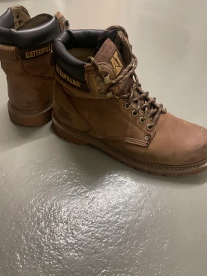 CATERPILLAR NYSKICK  - Använda 3ggr för stora för mig.  Snygga bruna slitna looken Storlek 42 herr