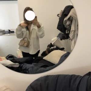 Vit kappa - Vit kappa köpt förra vintern från Gina tricot. Använd fåtal gånger förra vintern. 
