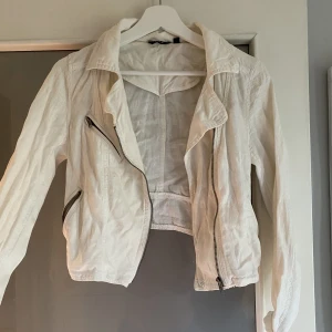 Jacka - Vit tunn figursydd sommarjacka 
