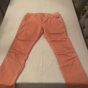 Chinos med detaljer - Snygga byxor med detaljer. Snygg passform 