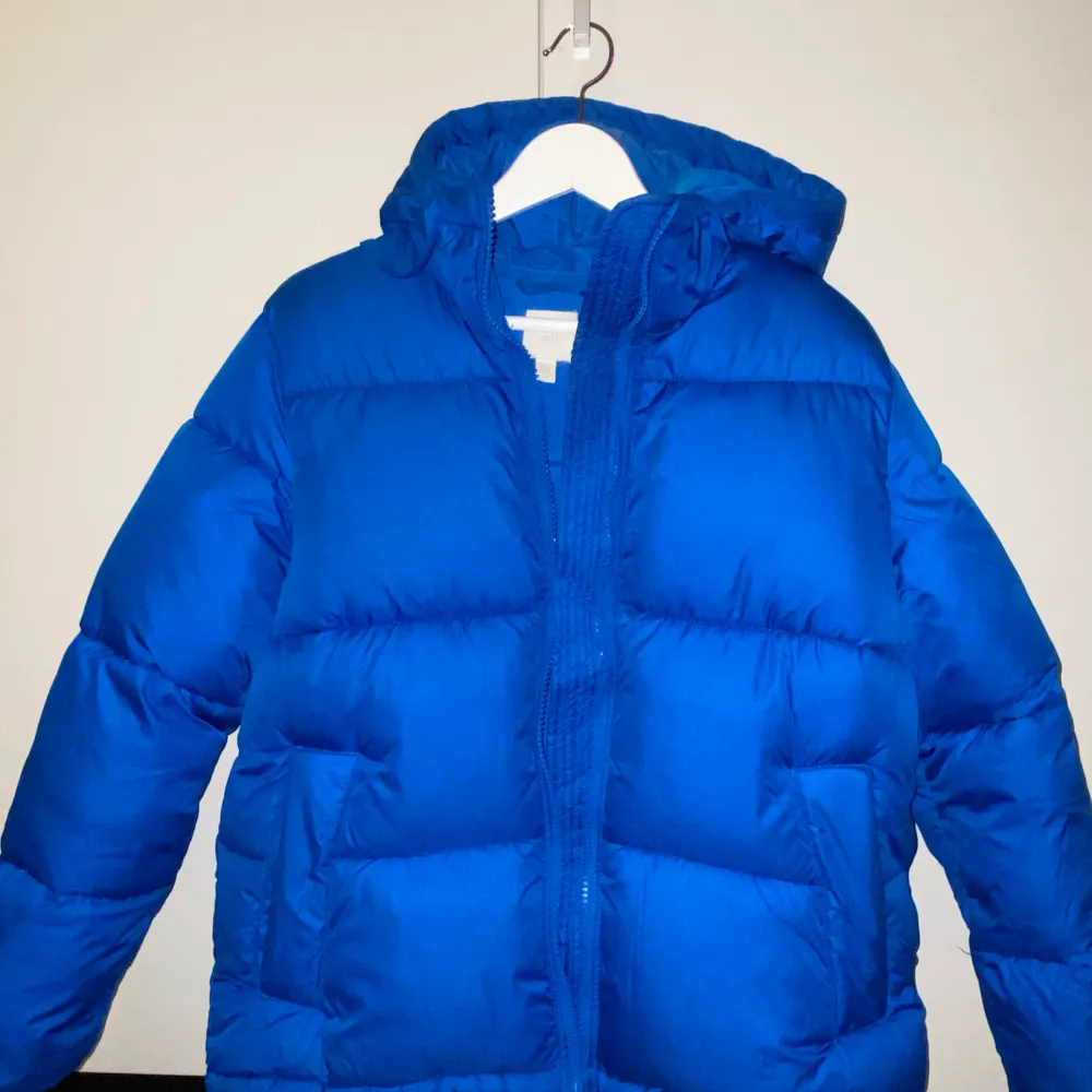 Säljer denna blåa puffer jacka från H&M. Köptes förra vinterns men är varsamt använd. Köpare betalar för frakt. . Jackor.