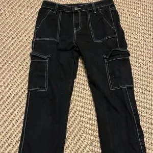 Cargo pants - Ett par svarta cargo pants med vita sömmar säljer då jag har bytt stil