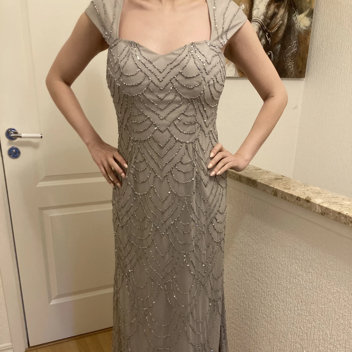 Grå långklänning med detaljer  - 91