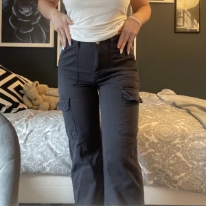 Cargo byxor - Säljer mina marinblåa cargobyxor från Zara strl 38. Passar all mellan 34-38. Inget fel på byxorna kommer bara inte till användning.  Har inte strykt byxorna de är därför fickorna ser ut som de gör.  