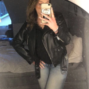 Skinnjacka  - Jätte fin skinnjacka från zara, perfekt skick inga skador, passar perfekt till våren sommaren och hösten💕 passar att ha tjocktröjor under utan problem🤍