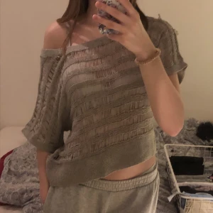 Grå stickad tröja - KLICKA INTE PÅ KÖP NU! Säljer denna grå stickade tröjan, används nästan aldrig men är begagnad, men i mycket bra skick. Köparen står för frakten(ingår inte i priset)