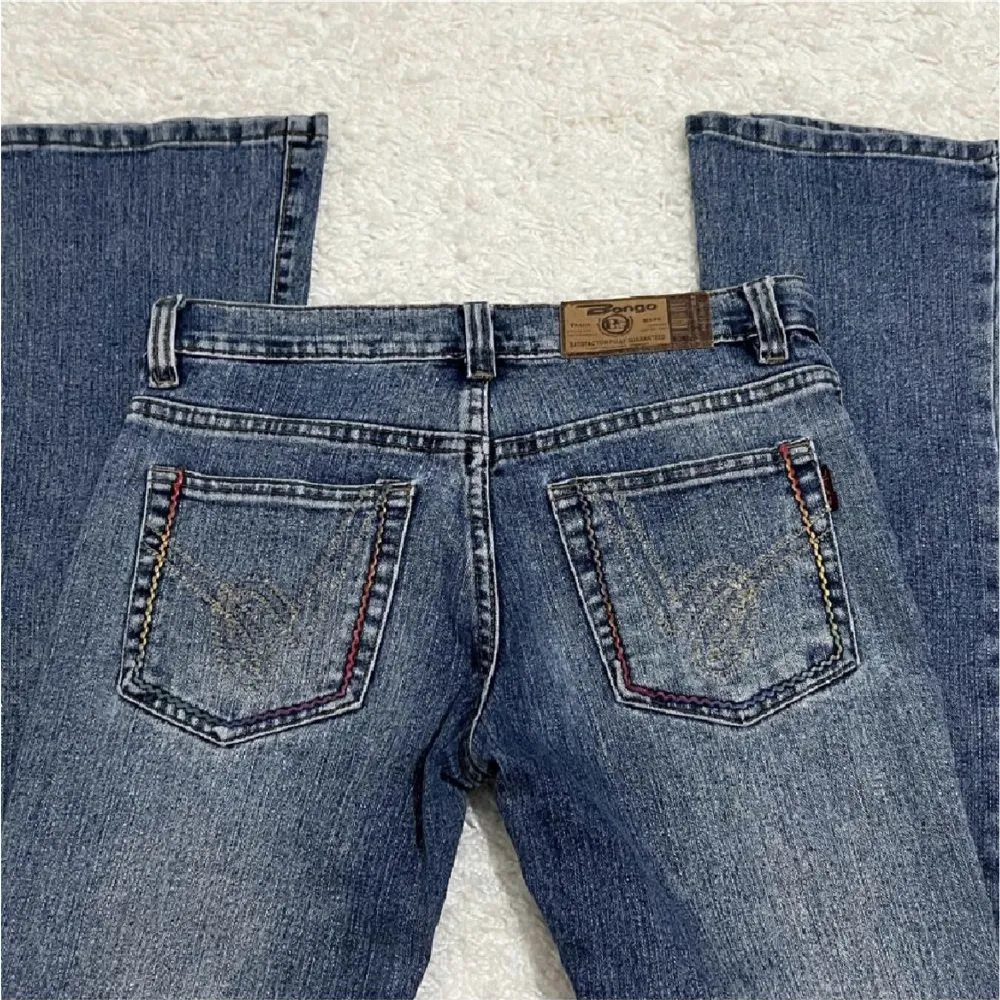 Jättefina lågmidjade jeans från Bongo. Säljer för att de tyvärr var för små för mig, nyskick. Midjemått 76 cm innerbenslängd 78 cm💖. Jeans & Byxor.