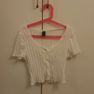 Croppad topp - Aldrig använd. Frakten är inräknad i priset!!
