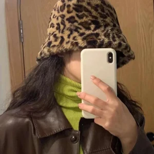 Bucket hat  - Furry bucket hat köpt på topshop i London 🍸Skriv pm vid frågor! Pris kan diskuteras vid snabb affär. Skickas mot porto alternativt möts upp i malmö 🫶 (bild 1 är en lånad bild)