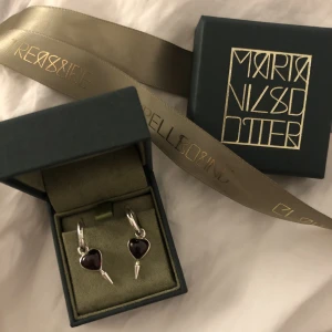 Maria Nilsdotter örhängen - säljer mina super fina örhängen från maria nilsdotter! kostar 5600kr nya, är i superfint skick! säljer pga använder endast guld 💛Bud från 4000kr❤️