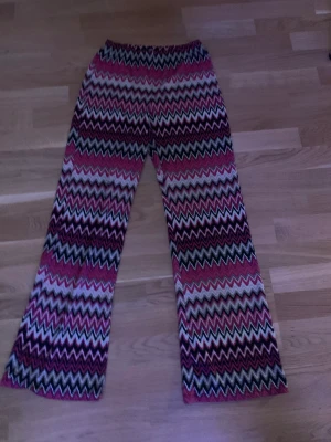 Byxor som är utsvängda där nere! - Super sköna! Dessa har tvättats.