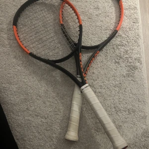 Wilson rack  - Två stycken ”burn” tennisrack. 260 gram och grepplinda 0. Ett superbra tränings och tävlingsrack för en ungdom❤️❤️ena är strängat och andra är inte strängat. Ett för 700kr och båda för 1200kr❤️