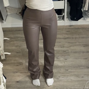 Skinnbyxor - Säljer mina snygga skinnbyxor från Nelly i storlek XS då de inte är min stil längre, knappt använda så i väldigt bra skick! Buda från 200kr exklusive frakt ❤️‍🔥