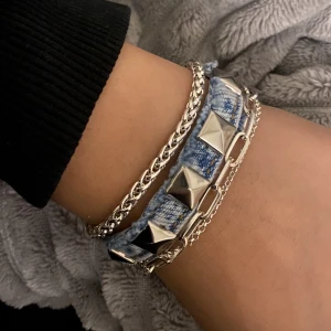 Nitarmband  - En av nitarmbanden som nu går o köpa via DM. SÅ snyggt att styla outfits med!😻