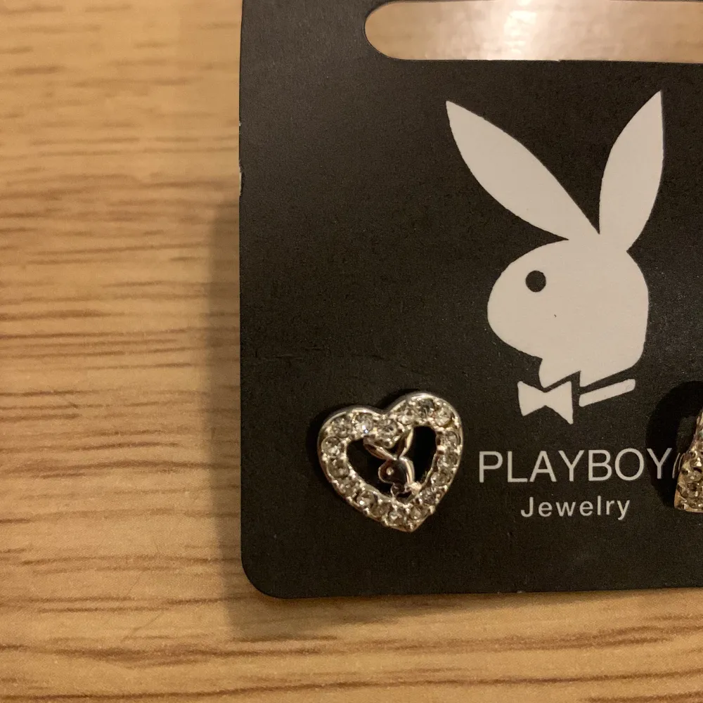 Säljer dessa helt oanvända Playboy öronhängen för 95kr+ frakt😊. Accessoarer.