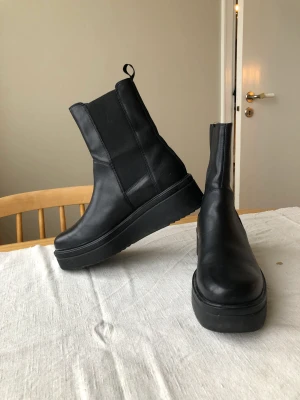 Boots/kängor - Säljer dessa superfina skor i 100% skinn storlek 40, använd endast ett fåtal gånger. Inköpa på vagabond för 1500kr i höstas.  800kr