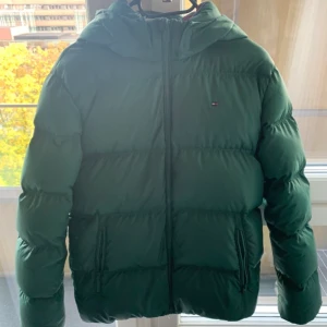 Tommy Hilfiger jacka grön - Grön Tommy Hilfiger jacka i bra skick! Passar för 160-165 cm. Nypris 2000kr Säljer för 599kr