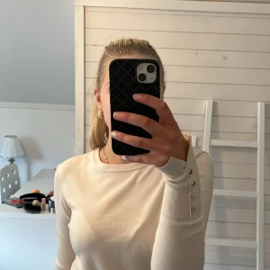Tröja  - Tröja med guld knappar på armarna från zara bra skick💕stl M men passar också mig som har Xs-S