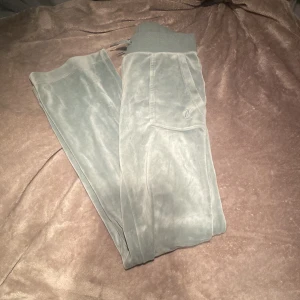 Gröna juicy byxor - Säljs för dom inte kommer till andväning! Fint sick men har tappat en sak (se på sista bilden) DOM ÄR RIKTIGA! Passar för s också!