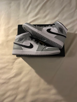 Air Jordan 1 Mid ”Light Smoke Grey” - Hej! Jag säljer några helt nya par Air Jordan 1 Mid ”Light Smoke Grey” i storlekarna 42 och 44,5 för 2500kr ink frakt! 📦 👟 Fraktar samma eller dagen efter betalning! 🚢  Bara att skriva om du har några frågor😄🤍