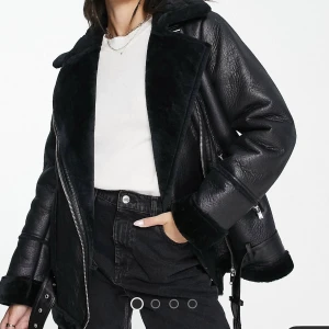 Skinnjacka med päls från River Island, strl 4 - Skinnjacka med päls från River Island, strl 4. Inköpt i London.