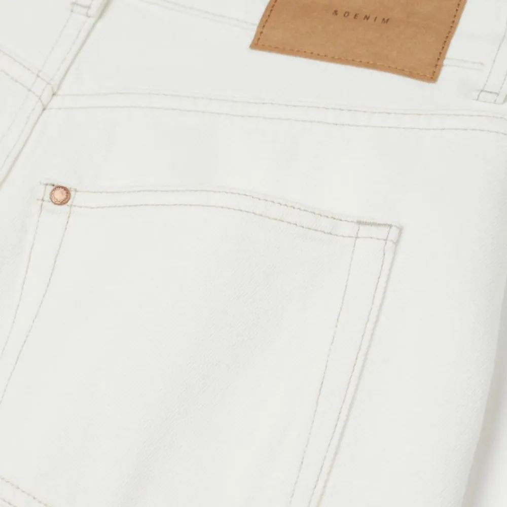 Vita jeans från H&M slutsålda. Använt 3 gånger. Bra skick . Jeans & Byxor.