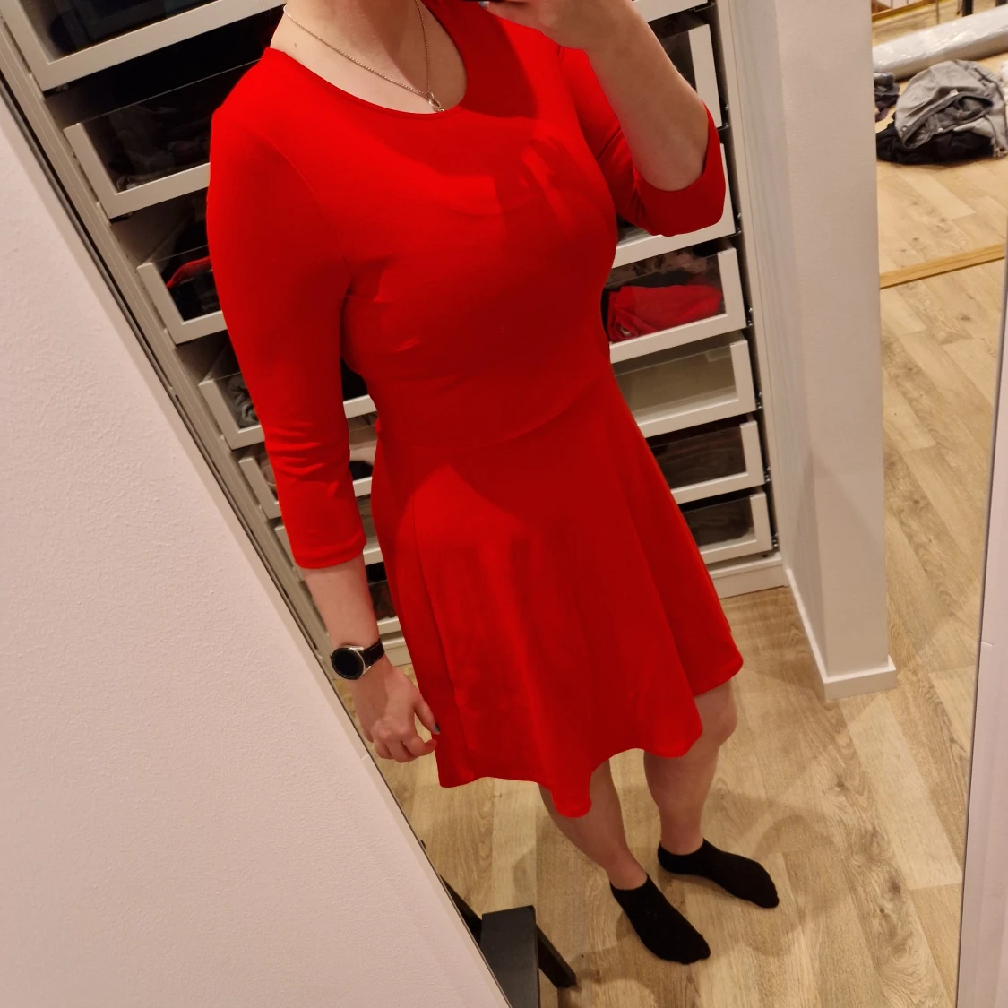 Röd klänning med trekvartsärm 