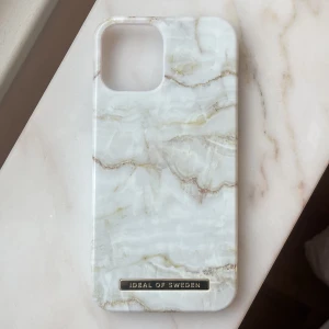 Ideal of Sweden Iphone 12 - Ett jättefint mobil skal från Ideal of Sweden som tyvärr inte kommit till användning. I nyskick, aldrig använd. Till Iphone 12 💛