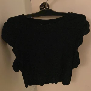 Volang topp - INTRESSEKOLL! Säljer denna jätte trendiga volang topp från zara.  Den är i storlek L men passar mig som är S/M. Använd få gånger och pris kan diskuteras.❤️
