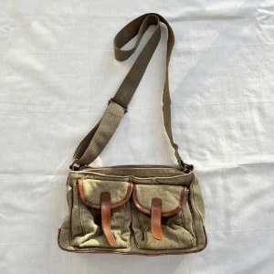 axelremsväska - Fin väska. Bredd 26, djup 6, höjd 16.