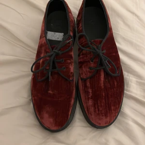 Låga Dr. Martens - Sparsamt använda. Ganska smala. Orginal lådan finns inte kvar då jag tidigare köpt dom second hand. 