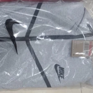 Nike tech fleece - Gammal version Nike tech fleece Storlek L me passar även M Helt oanvänd 