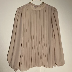 Blus - Jätte fin blus, har haft den 1 gång på mig. Storlek - S om ni är intresserade<3 💓💓