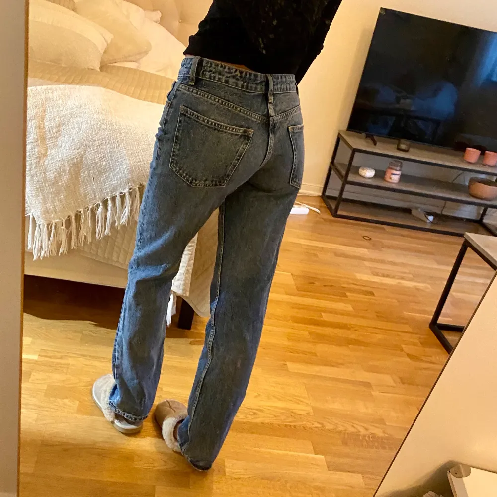 Säljer dessa fina jeans från Zara, storlek 36. Perfekt längd för mig som är ca 1,65. . Jeans & Byxor.