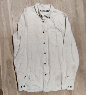 Flannelskjorta från WinWin  - Använd flannelskjorta från WinWin. Skjortan har en missfärgning som syns på tredje bilden. Jag tycker inte det syns så värst mycket till vardags.